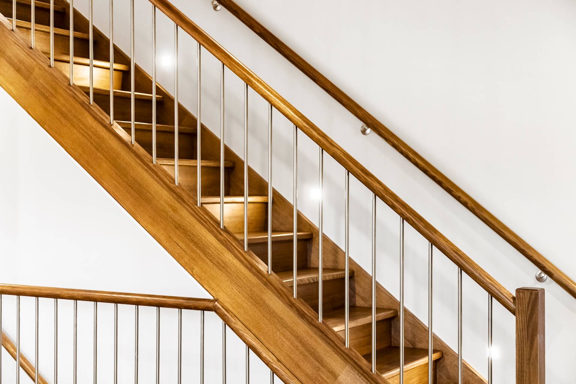 Trapprenovering Västerås presenterar en trappa med elegant träräcke